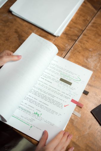 Pages d’un manuscrit annoté en cours de relecture